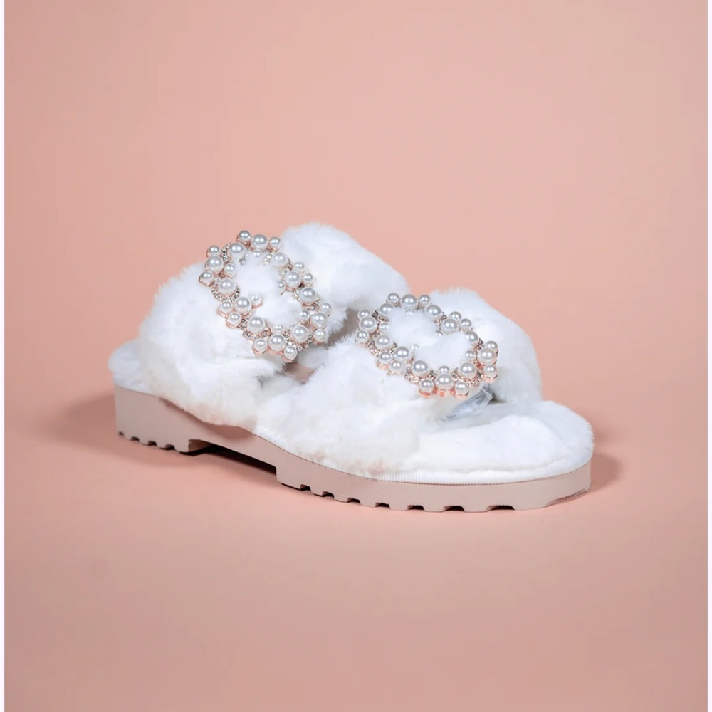 She is Cheval NWOT Never ending Story Fur Pearl Detail Slippers (7M)